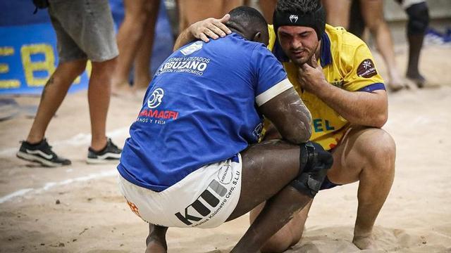 Eusebio Ledesma consuela a Mamadou Camara tras su última agarrada. | FEDERACIÓN DE LUCHA CANARIA