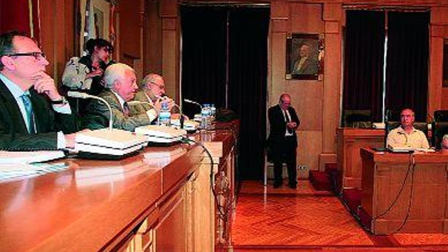 Un momento de la reunión de alcaldes y técnicos que se celebró ayer en la Diputación. / iñaki osorio