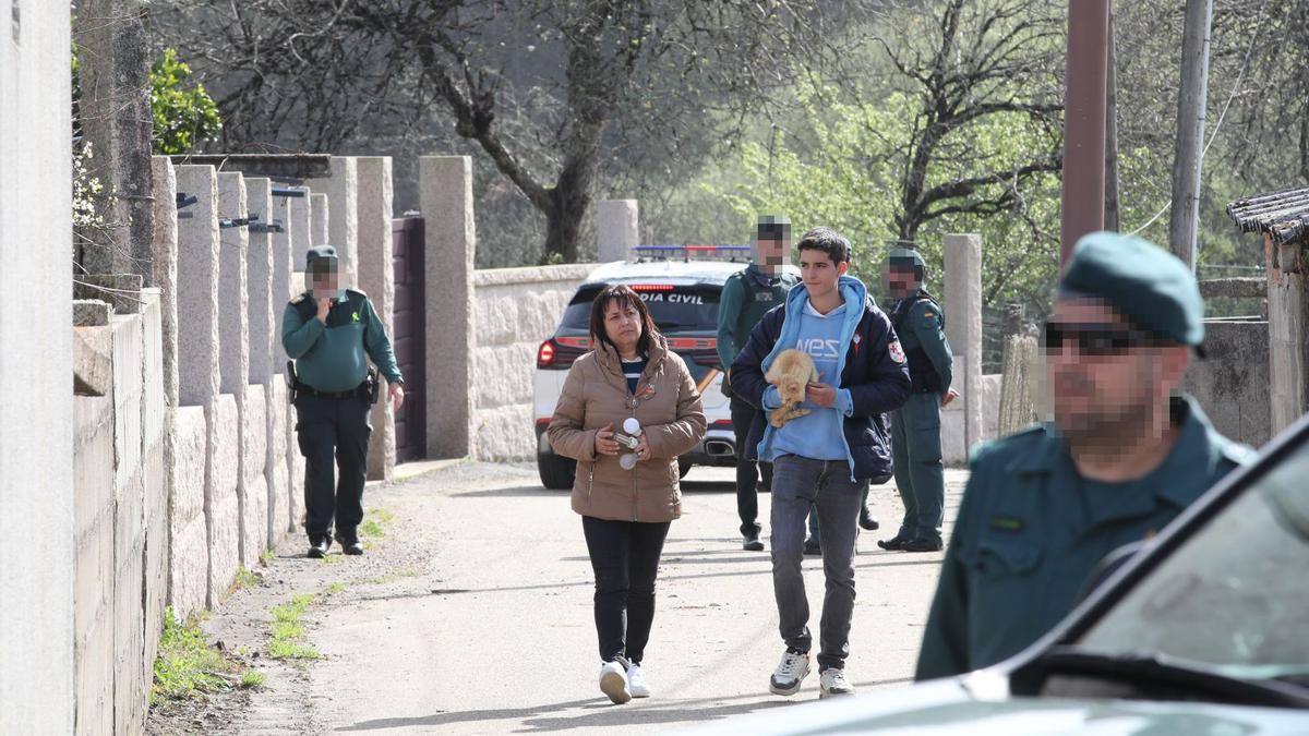 Cruz Estévez y su hijo, menor de edad, ayer, en el momento en el que abandonaron la casa.