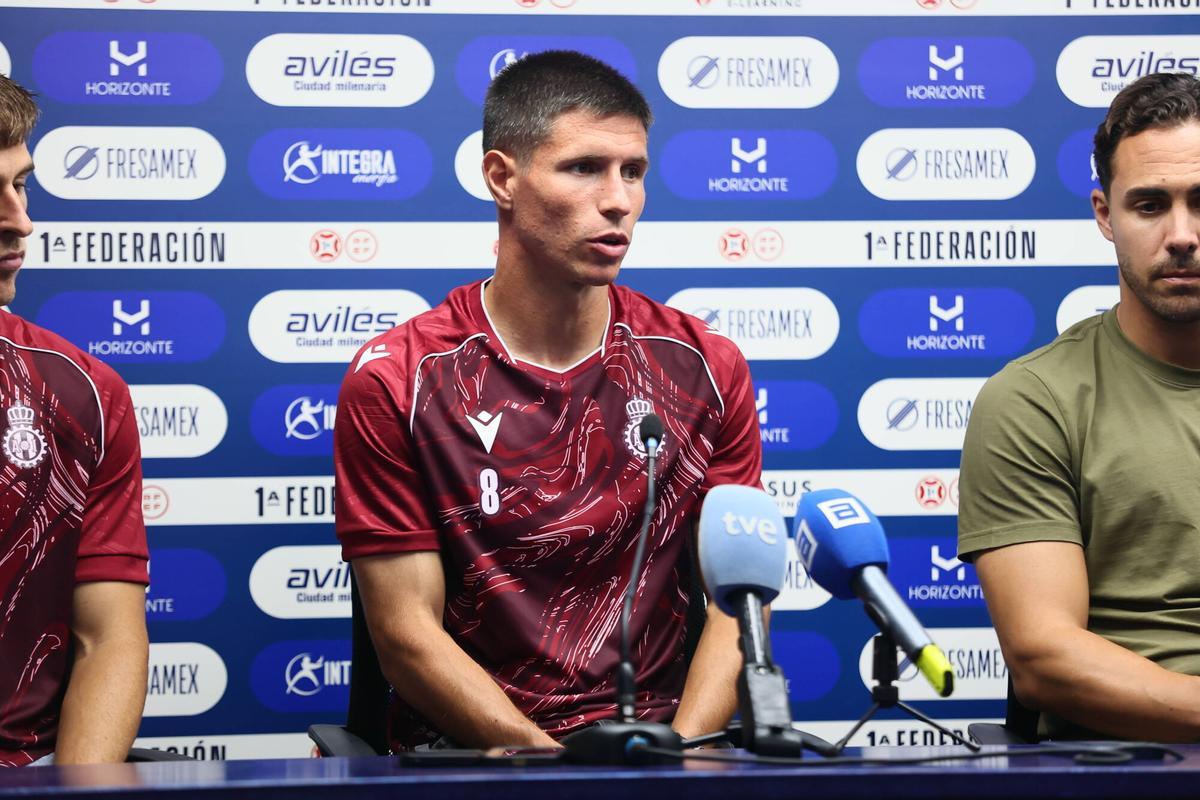 EN IMÁGENES: El Avilés presenta a tres de sus fichajes de verano, Marco Coronas, Markel Artetxe y Brais Abelenda