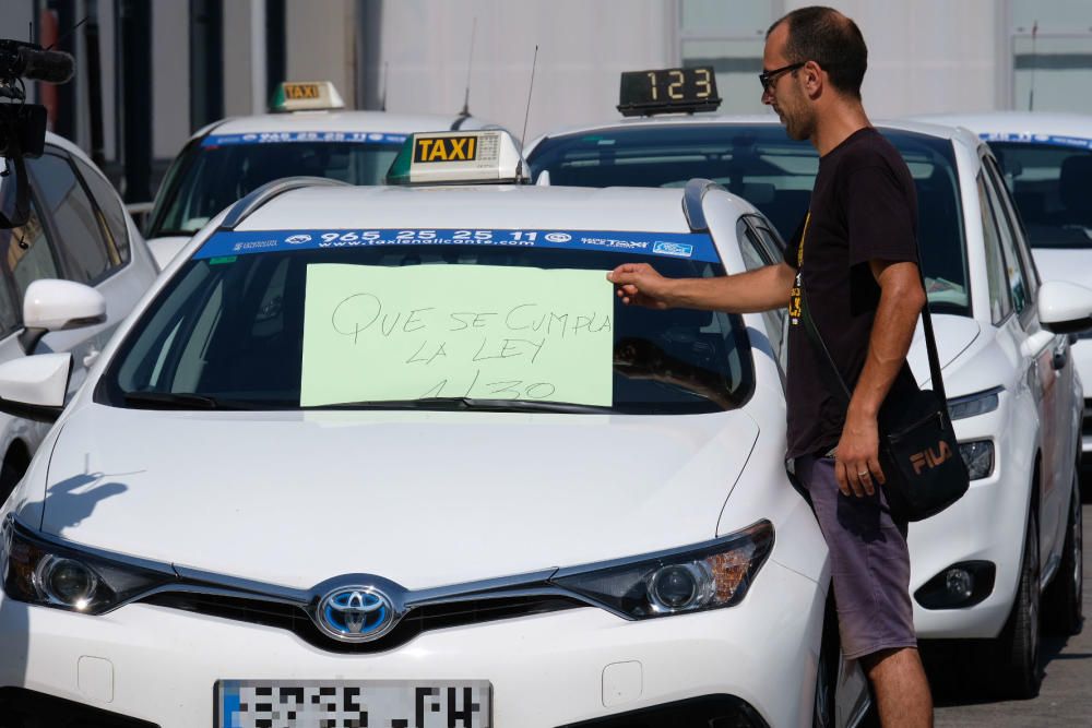 La huelga indefinida continúa: turistas cargados de maletas sin taxi en Alicante.
