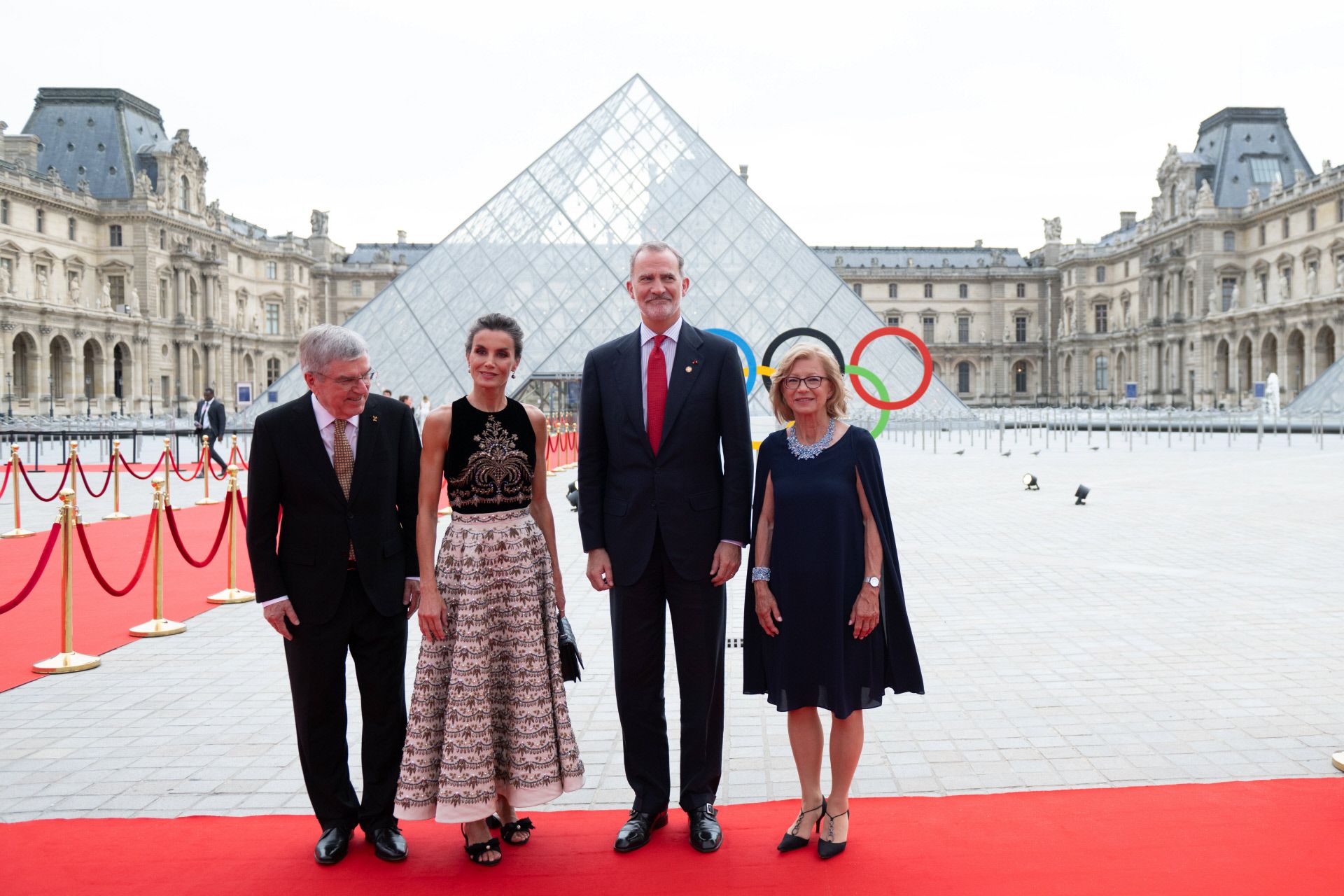 Don Felipe y doña Letizia frente al Museo del Louvre