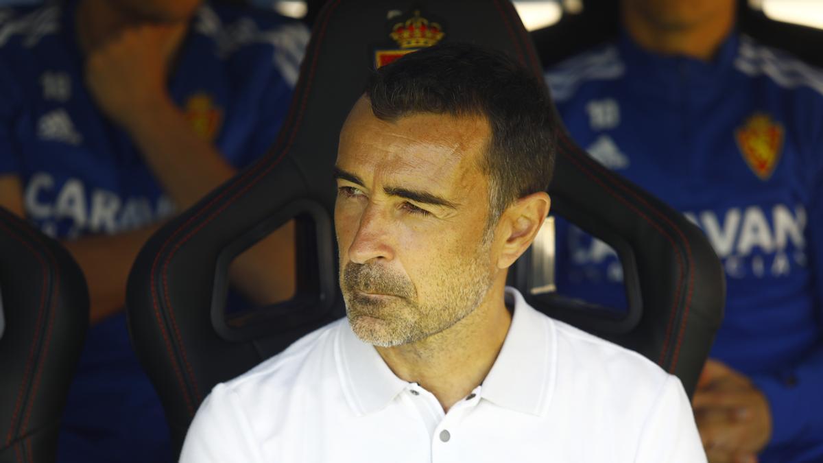 Juan Carlos Carcedo, en el banquillo de La Romareda antes del partido ante el Oviedo.