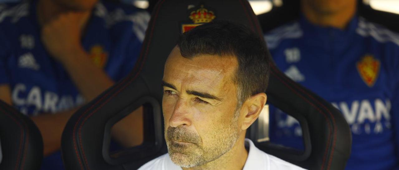 Juan Carlos Carcedo, en el banquillo de La Romareda antes del partido ante el Oviedo.
