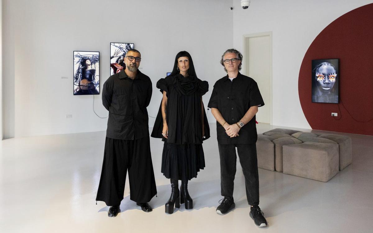 La fotógrafa zamorana Eva Losada Membibre, en el centro, posa en su exposición. | CEDIDA