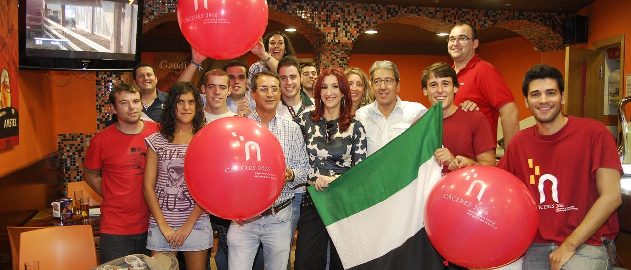 Público en un bar de Cáceres, durante la jornada en la que se iban a decidir las ciudades que pasaban el primer corte para la Capitalidad 2016. Cáceres finalmente no lo logró.