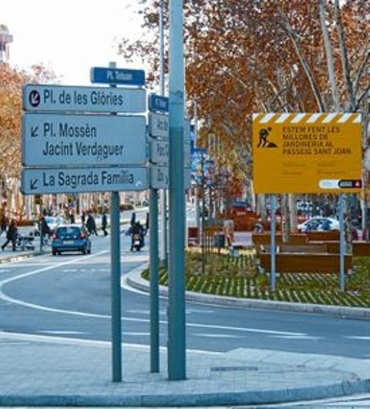 Un enorme cartell municipal anuncia una petita obra de jardineria a la plaça de Tetuan.