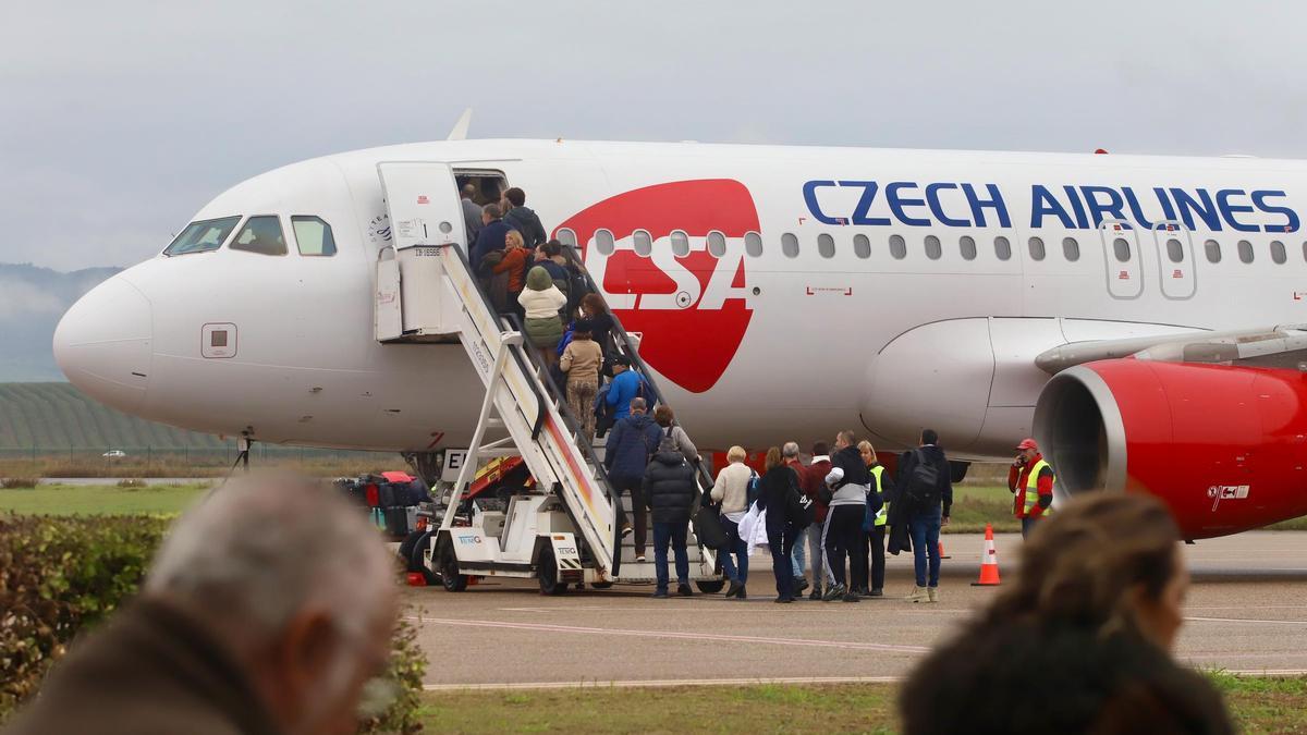 Los pasajeros embarcan en el avión, en el vuelo a Praga del pasado 6 de diciembre.
