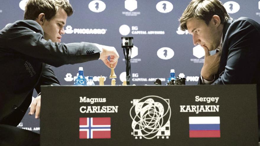 Carlsen mueve durante la octava partida del mundial frente a Karjakin.