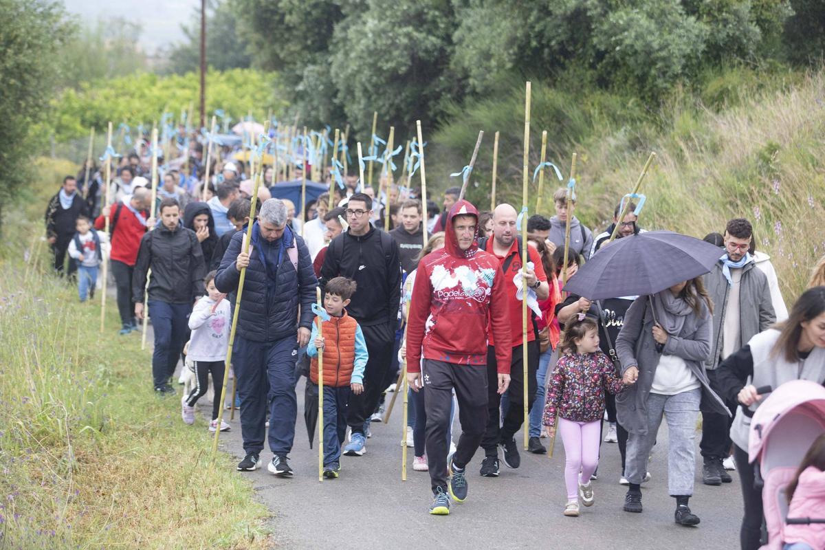 Participantes en la Romeria de Santa Anna durante la subida a la Ermita, este jueves.