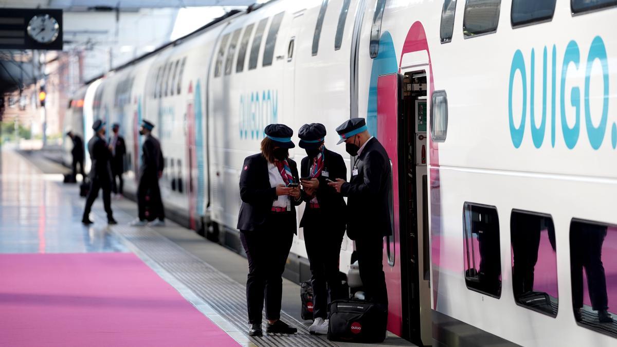 Empleados de la compañía ferroviaria Ouigo, antes de inicial el primer viaje de prueba entre Madrid y Barcelona