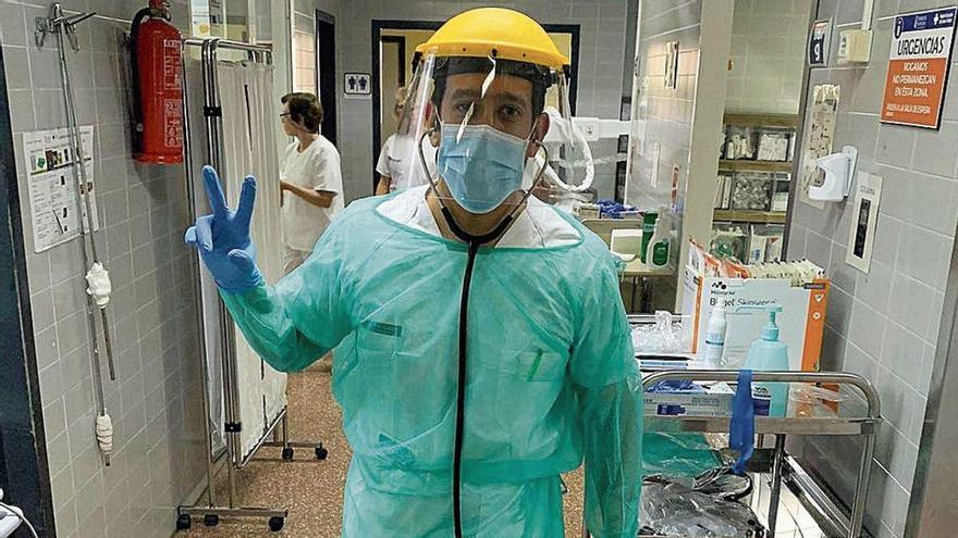 El doctor Alejandro González en el servicio de Urgencias del Hospital de Sant Joan.