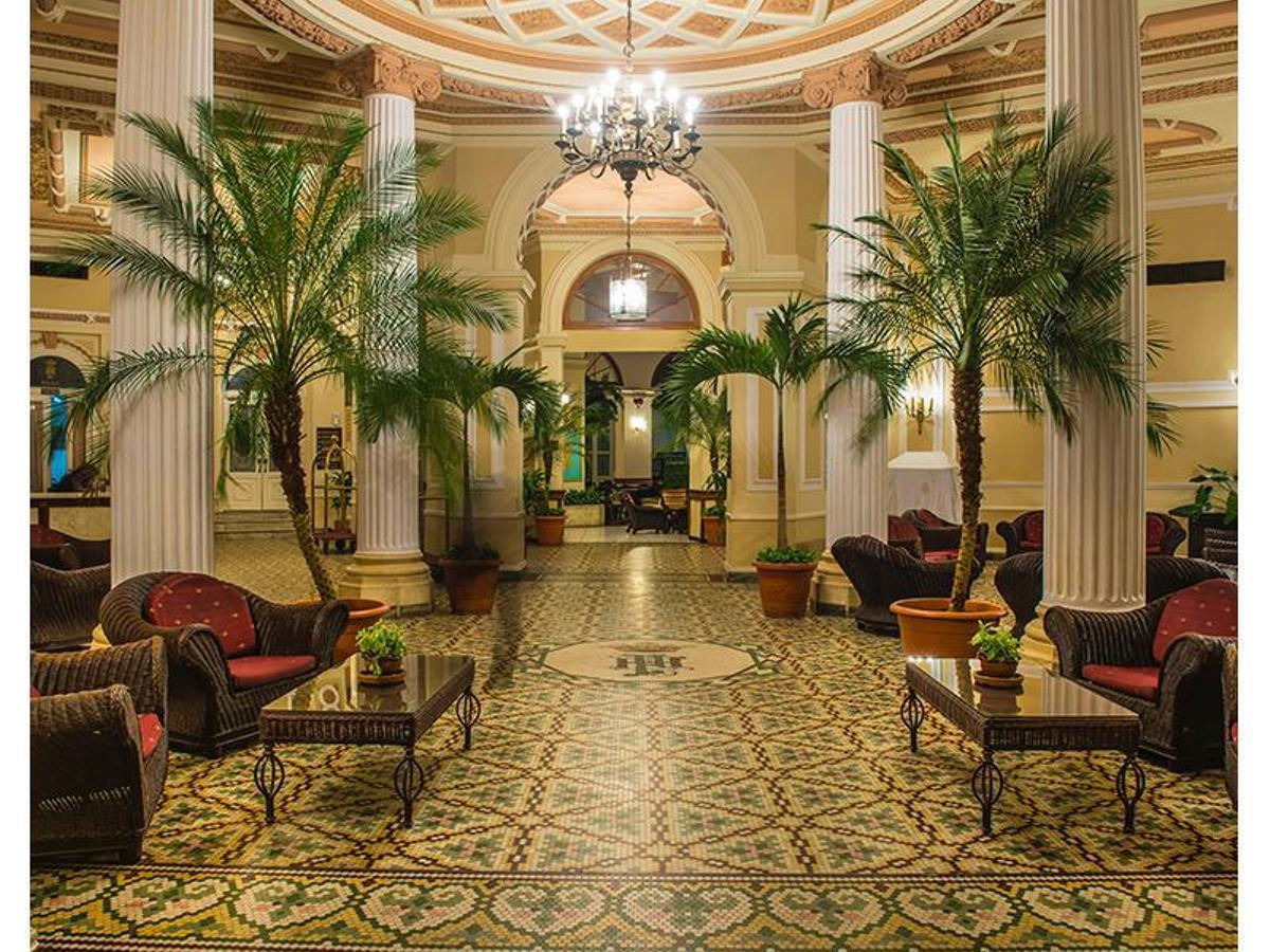 Interior del hotel Plaza, reconocido por su arquitectura neoclásica, que debutará con una marca de lujo de Meliá.