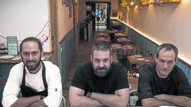 De izquierda a derecha, y acodados en la barra de ceviches, Rodrigo Arrioja, Marc Duran y Arin Luken.