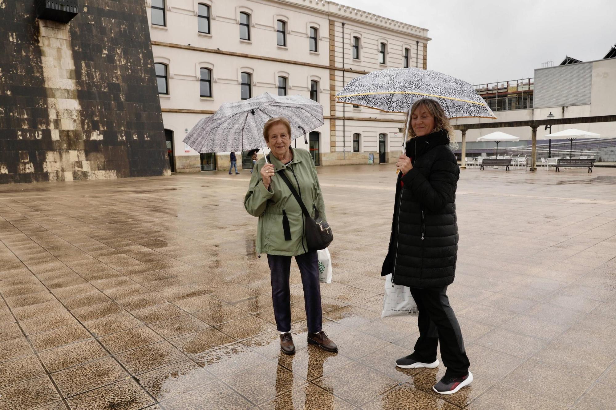 Los vecinos de El Coto se cansan de esquivar charcos en la plaza de la República (en imágenes)