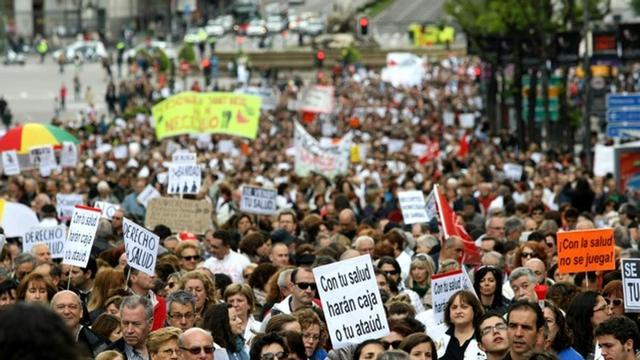 Miles de personas marchan en Madrid por la sanidad pública