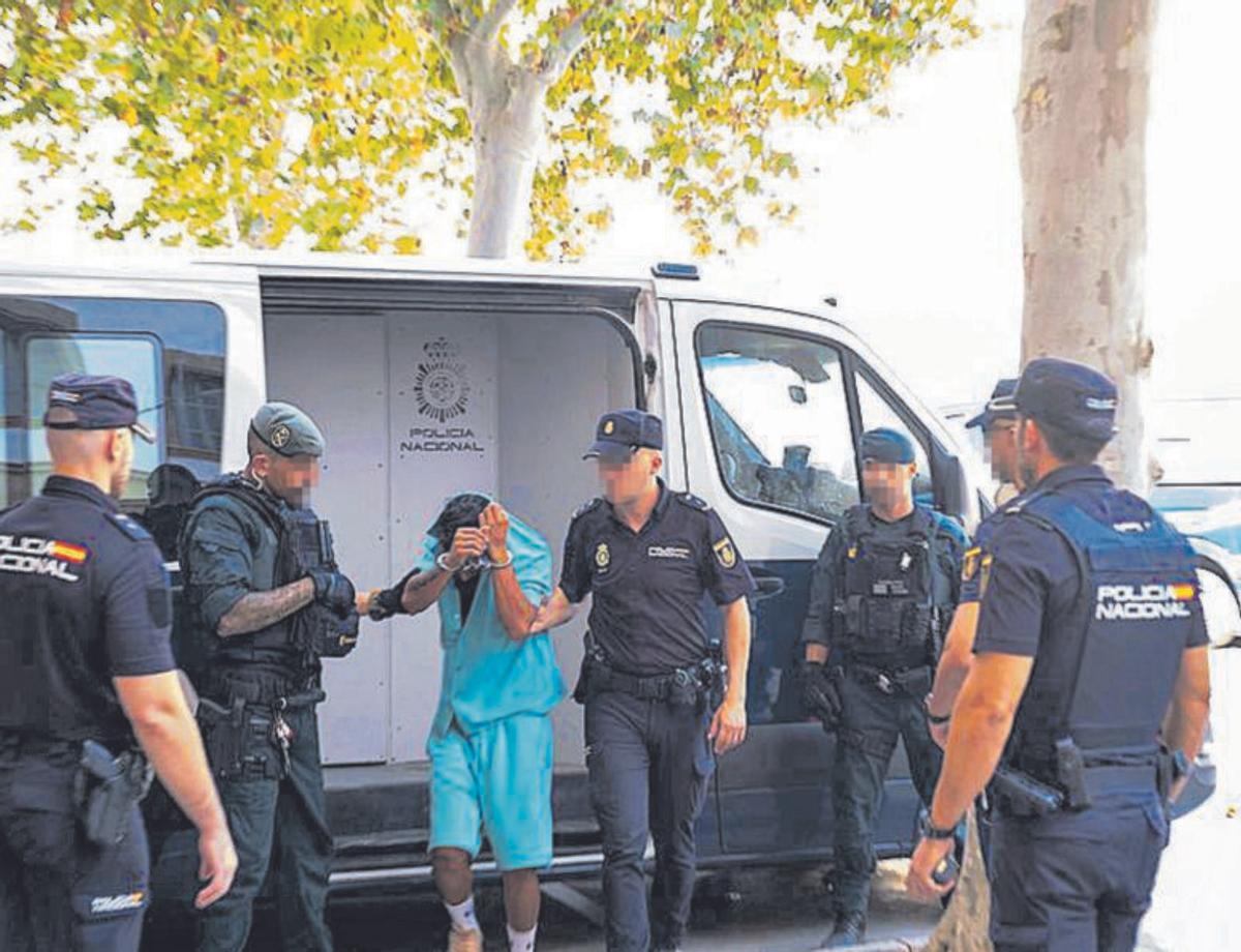 Guardias civiles, durante el registro en las oficinas del Paseo Mallorca.