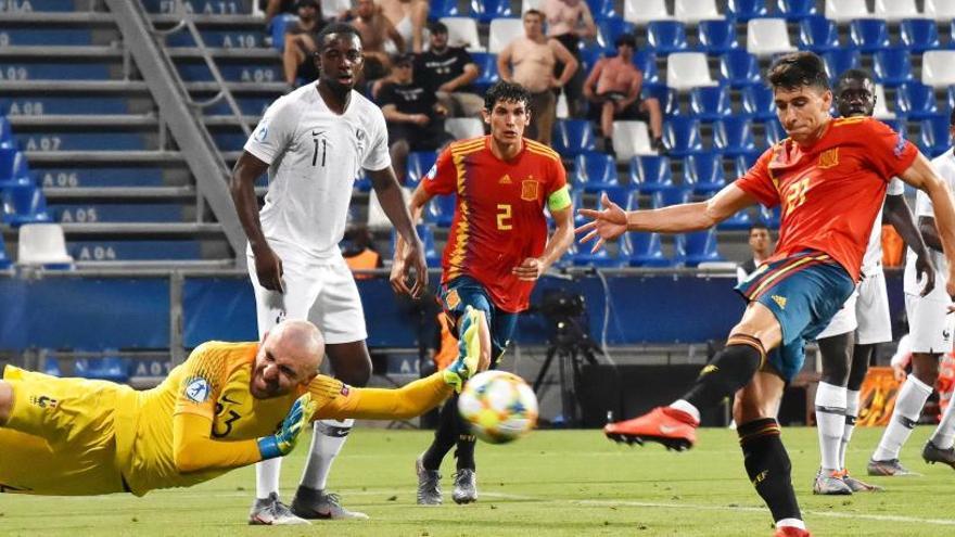 Marc Roca marca el empate 1-1 contra el portero de Francia.