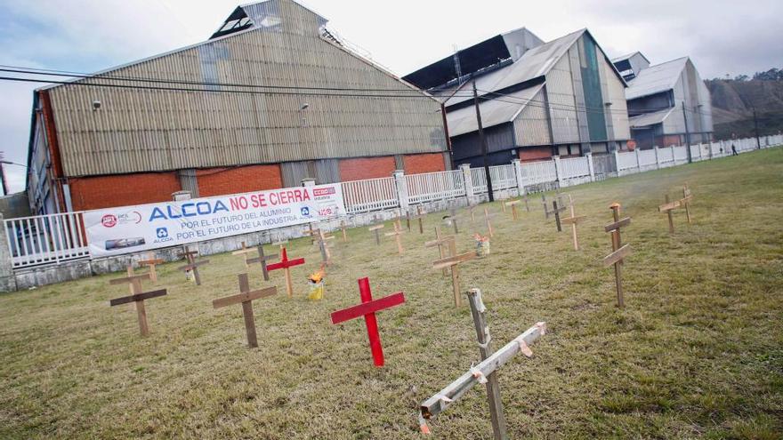 Cruces colocadas ante al factoría de San Balandrán.