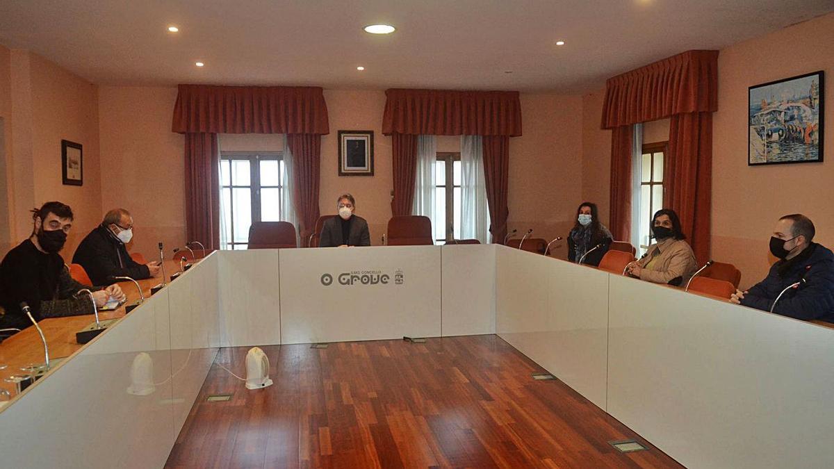 La reunión entre el gobierno de O Grove y CC OO para hablar sobre Thenaisie Provote, ayer.