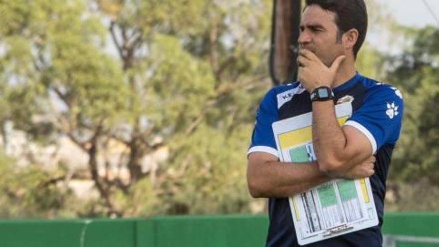 Alberto Toril, con su pizarra, en el entrenamiento del equipo en el campo anexo al Martínez Valero.