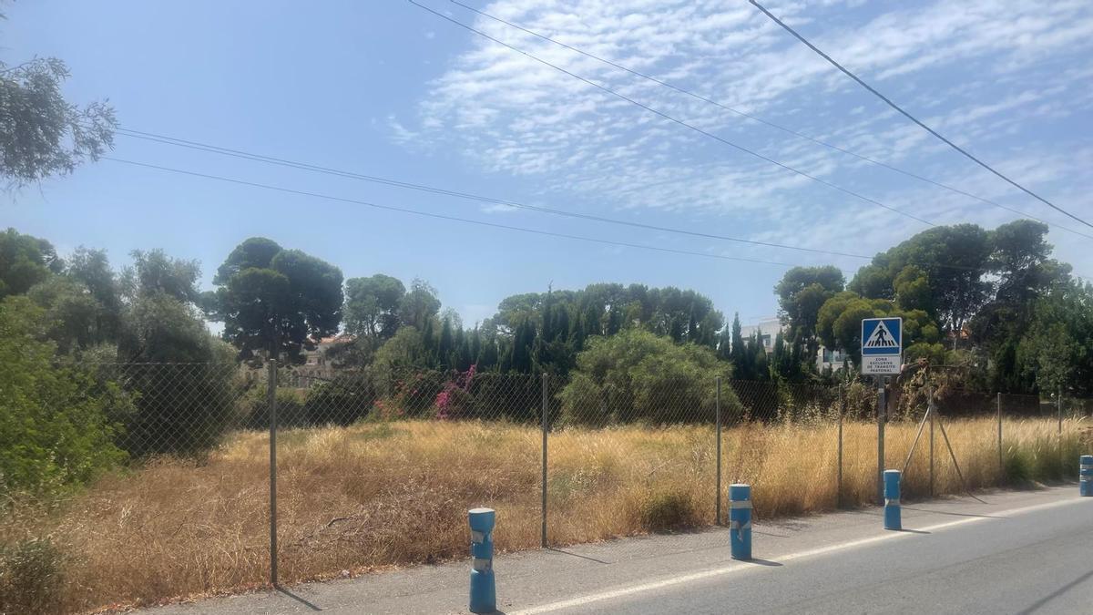 Vecinos de El Campello alertan de que los solares son un polvorín tras el incendio de varios coches en Muchavista