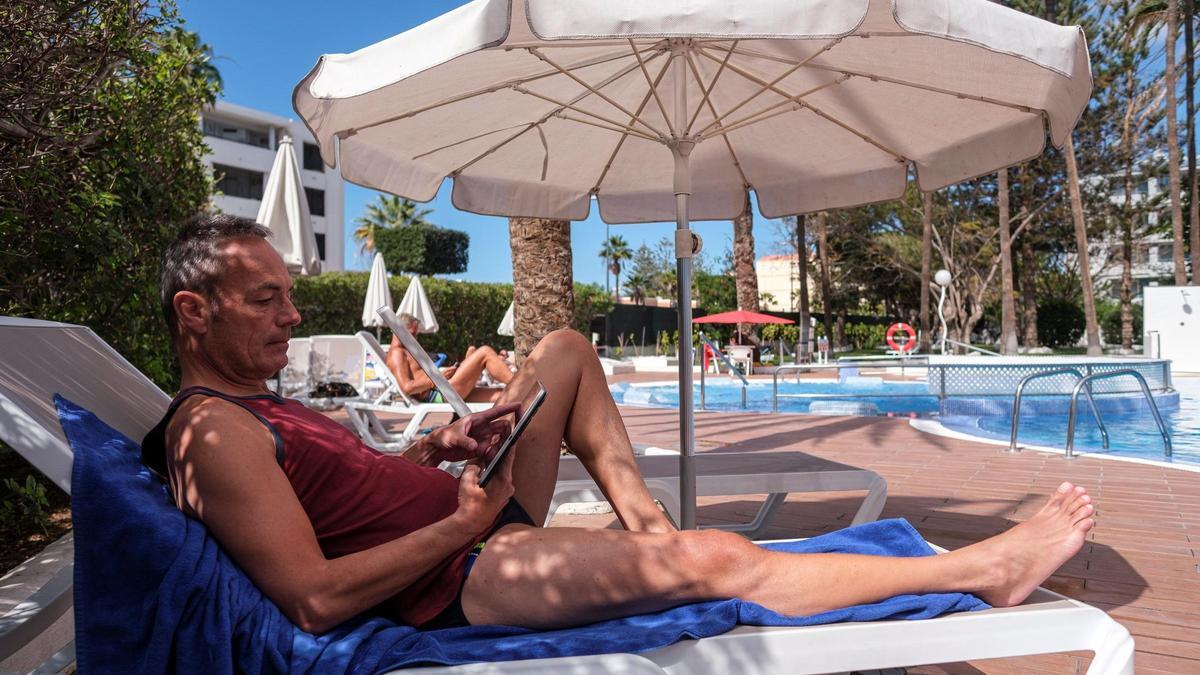 Un huésped disfruta del sol en la piscina de un hotel de las Islas.