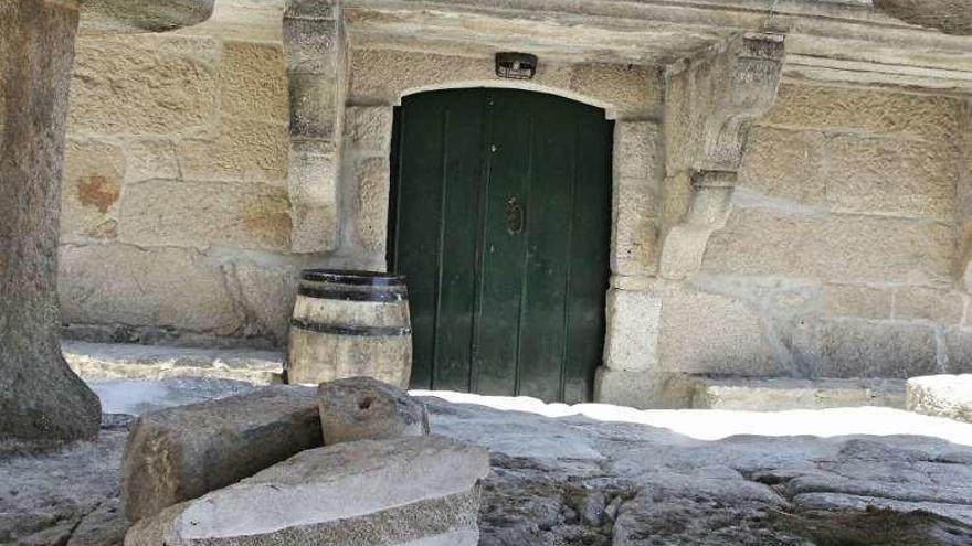 La puerta del dintel alterado en el inmueble del Ateneo. // Santos Álvarez