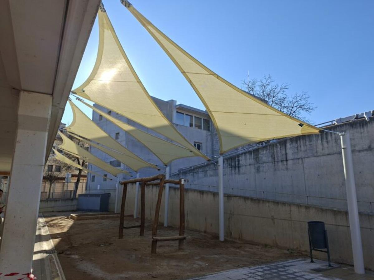 Zona d'ombra que s'ha creat en una part dels patis de l'escola