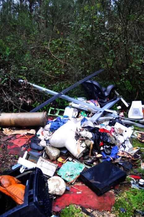 Los comuneros de Vilagarcía luchan contra la basura en sus montes