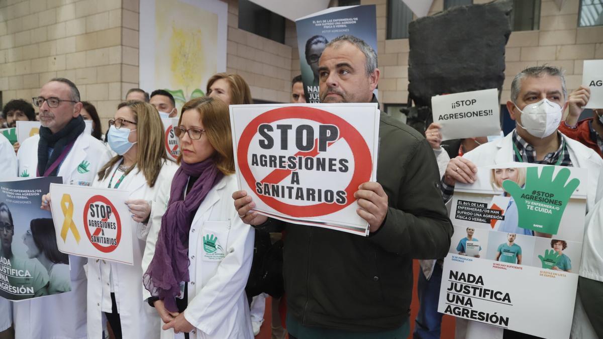 Concentración de sanitarios del Hospital Reina Sofía.
