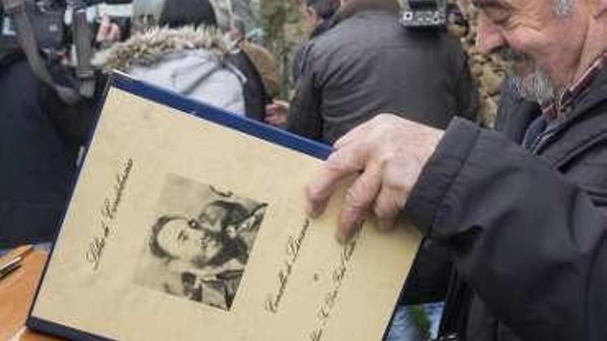 Una corona de flores en recuerdo de Fidel