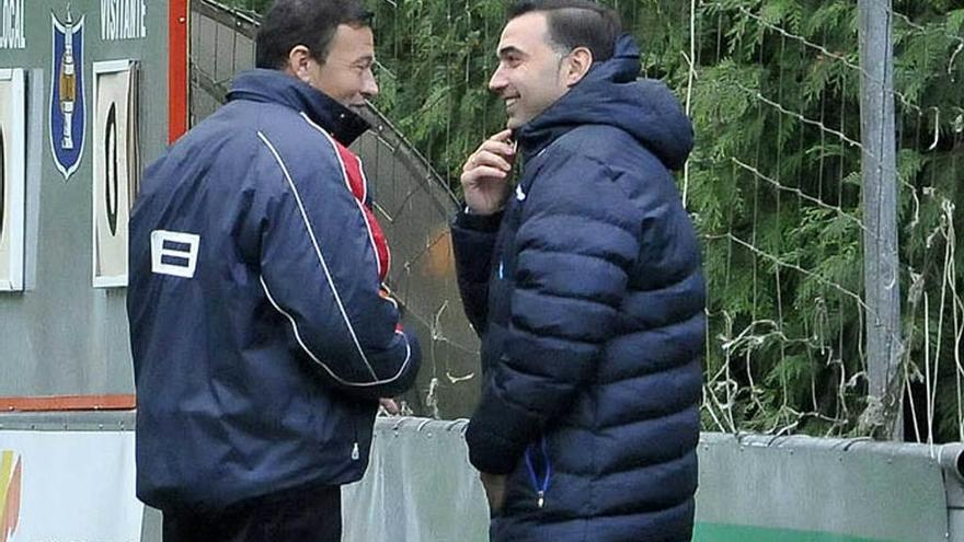 Chuchi Collado, a la izquierda, conversa con el técnico del Lugones, Jonathan García, antes de comenzar el duelo del pasado domingo.