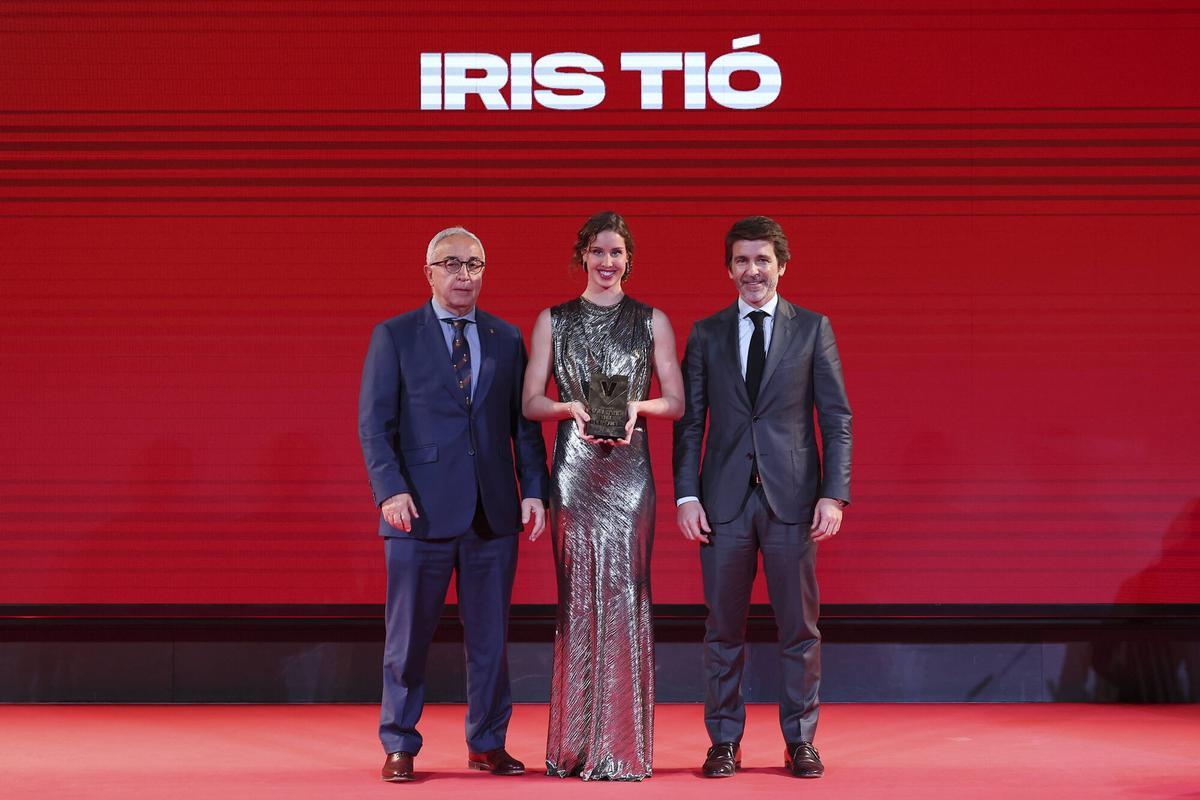 VIII Gala Valores del Deporte de Diario Sport. Premio Valores Femenina: Iris Tió, campeona del mundo en natación artística. Entrega el premio Alejandro Blanco, presidente del COE y Sergi Guillot, Director general de Prensa Ibérica