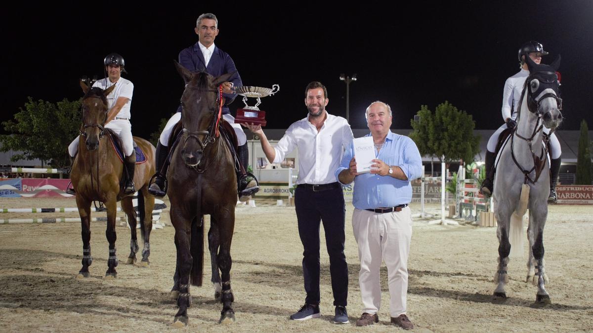 Oliva, recogiendo el trofeo del Gran Premio del XXVIII Concurso Nacional de Saltos Ciudad de Antequera.