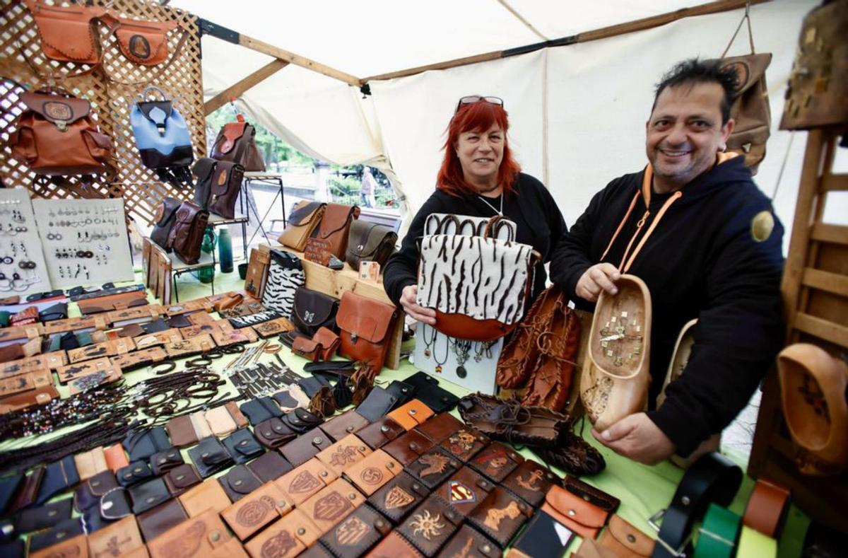 Mateo Valdés y Carmen Noriega participan en el taller de cuero de la Feria de la Ascensión. | David Cabo