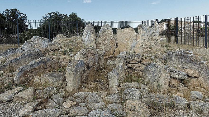 Unas vallas protegen el monumento megalítico.