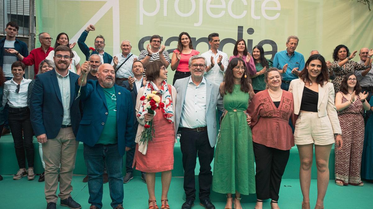Los candidatos de Projecte Gandia, sobre el escenario de la plaza de Loreto.