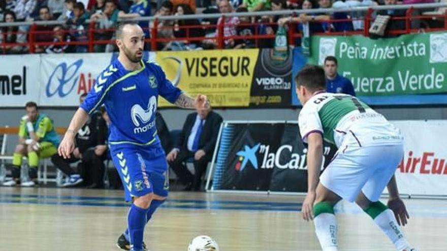 Ricardinho trata de irse de Carlos Anós, durante el encuentro de ayer.