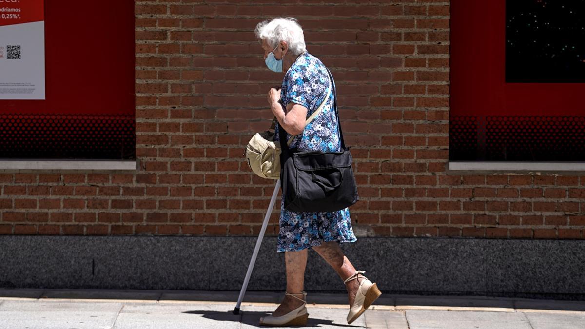 Una pensionista caminando por la calle.