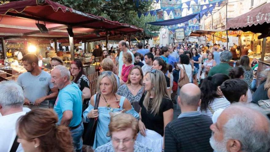 Público en uno de los puntos del Mercado Medieval.