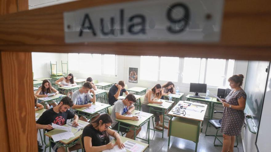 Alumnos de Ibiza examinándose de la Selectividad