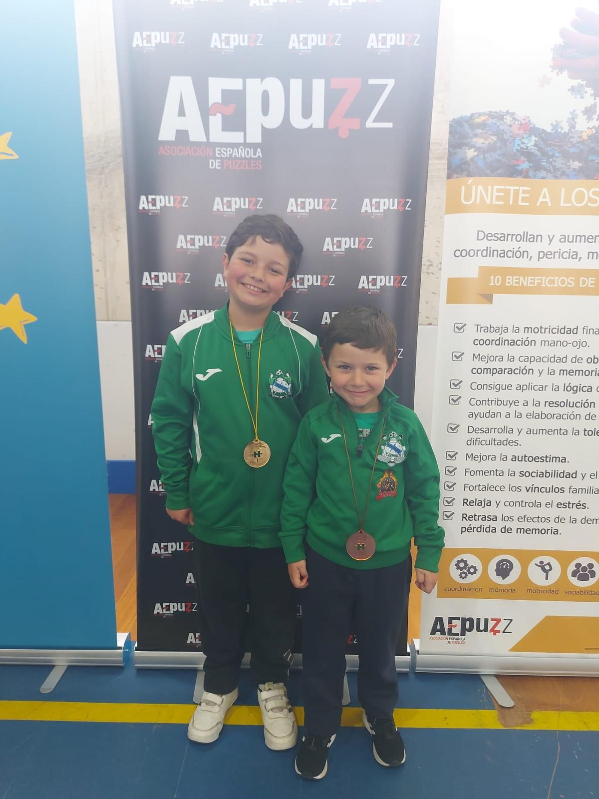Julen y su hermano Xabi con las medallas que consiguieron en el Torneo de Ribadeo, celebrado este año.