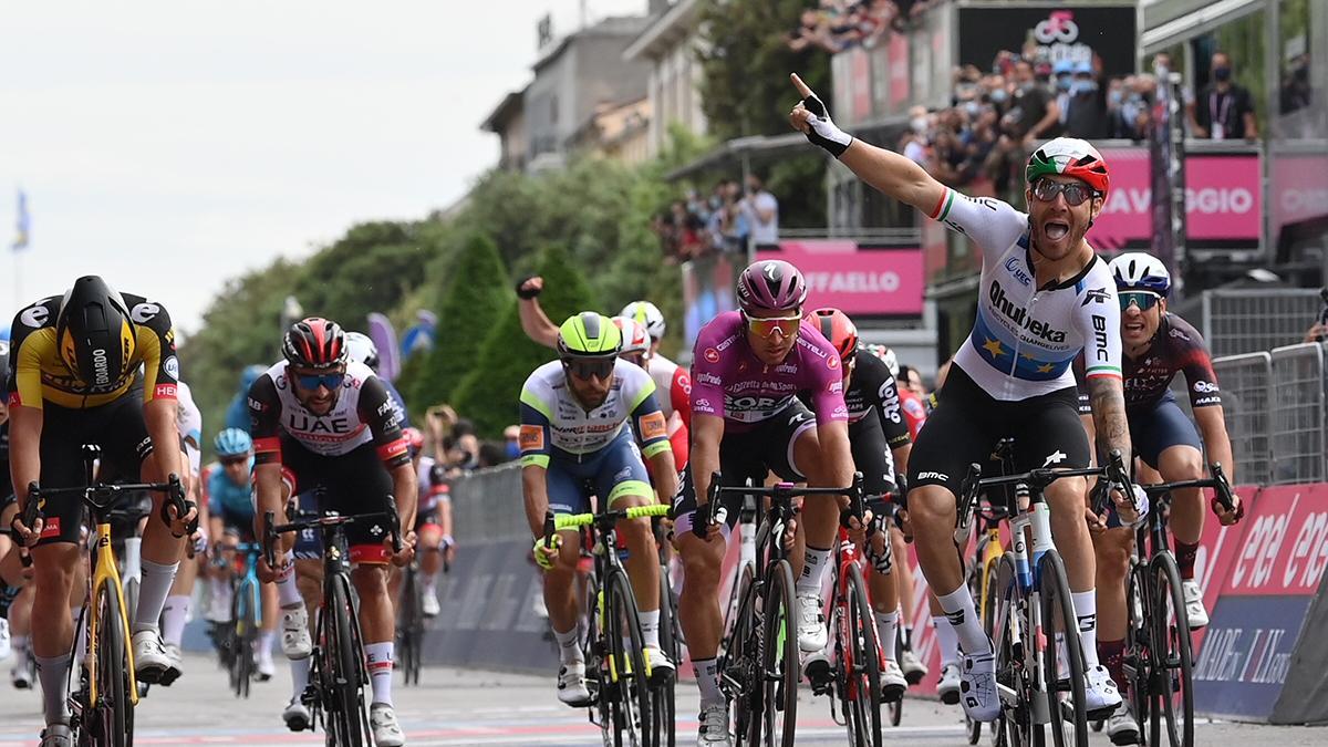 Giacomo Nizzolo cruzando la línea de meta en la decimotercera etapa del Giro de Italia 2021
