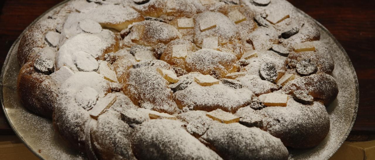 Die Ensaimada de Carnaval mit Sobrassada, Blutwurst und kandiertem Kürbis.