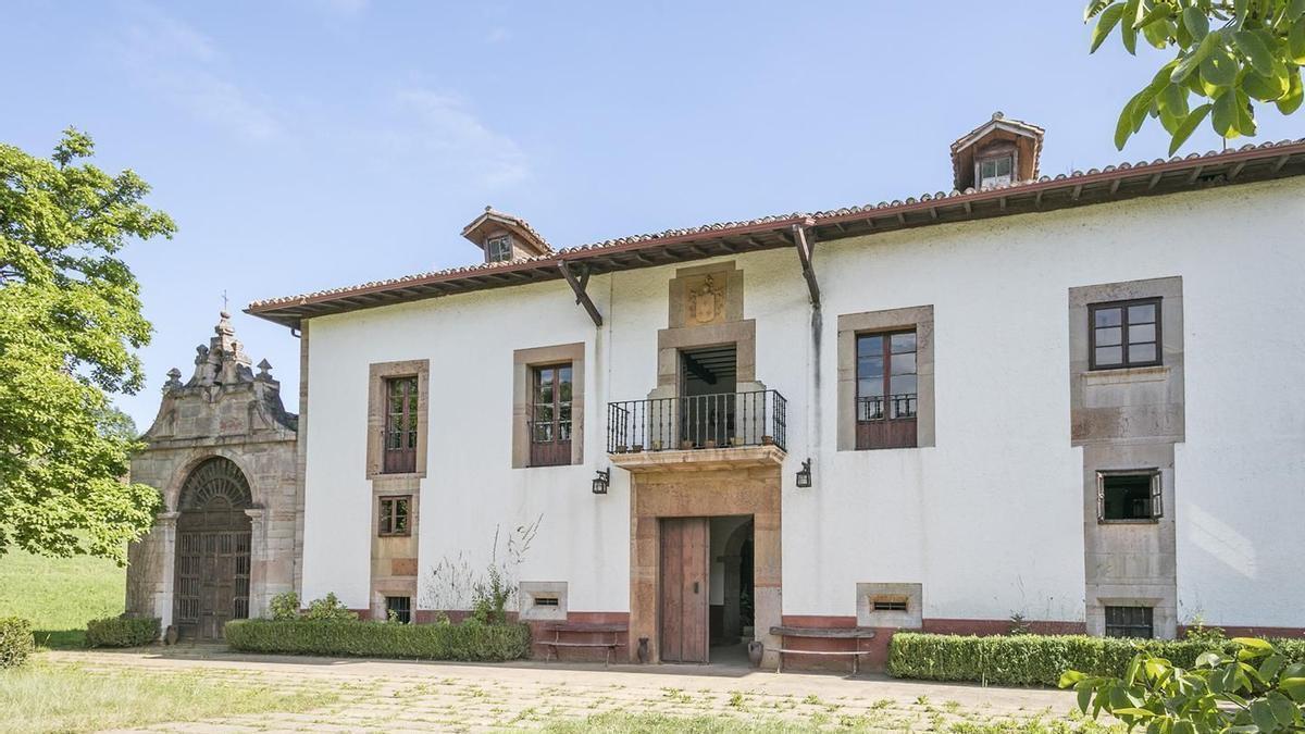 Fachada del palacio, con su capilla adosada.