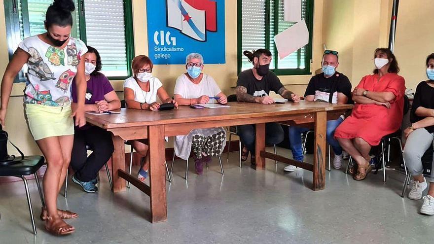 Un momento de la rueda de prensa ofrecida ayer por CIG, CC OO y miembros del comité de empresa de Thenaisie Provote.