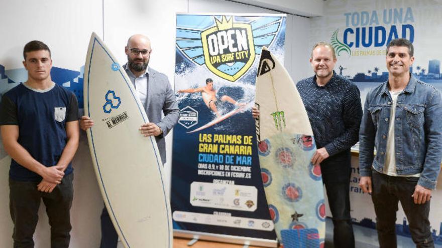 El surfista Luis Díaz, los concejales Aridany Romero y José Eduardo y Sergio San Román, director técnico del campeonato.