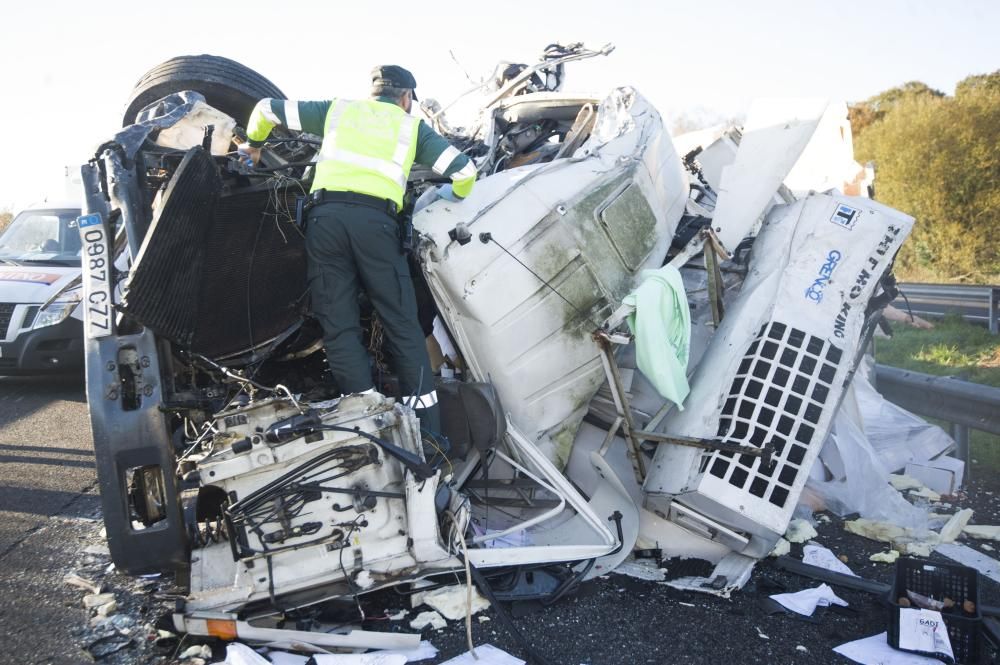 La AP-9 cortada en Abegondo al chocar dos camiones