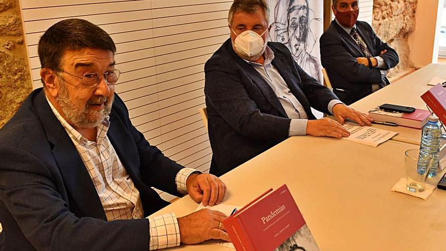 Gestal, en primer término, presenta su libro, ayer, en A Coruña.  | // V. E.